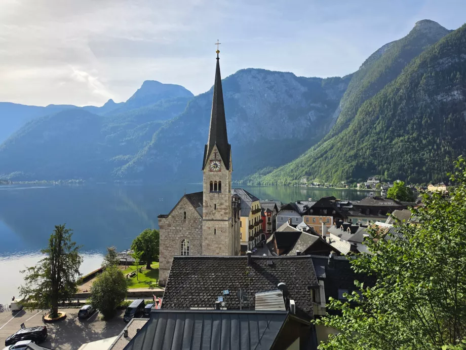 Priveliște asupra orașului Hallstatt de la biserica catolică
