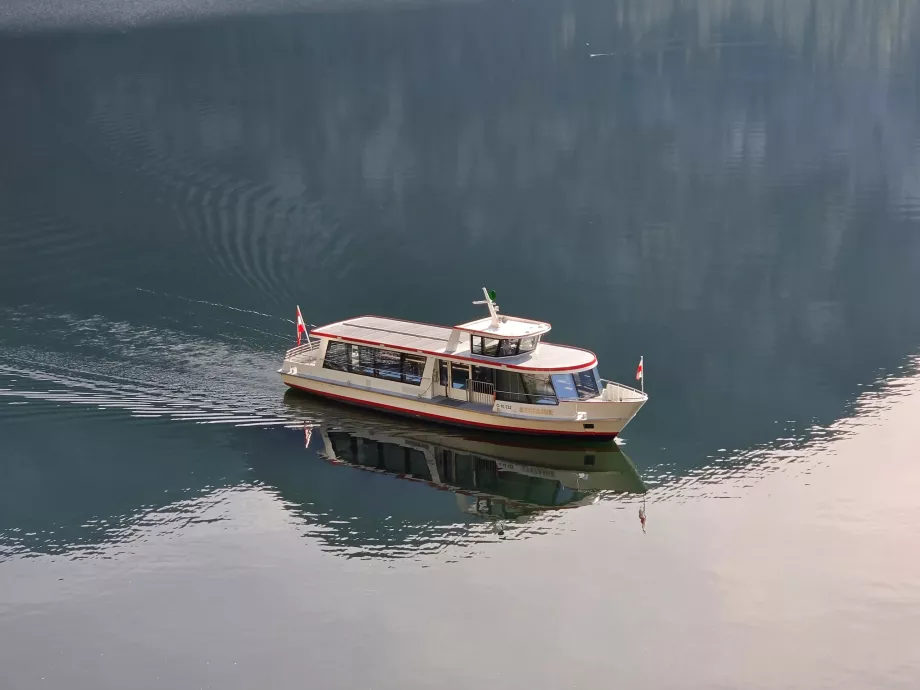 O barcă pe Lacul Hallstatt