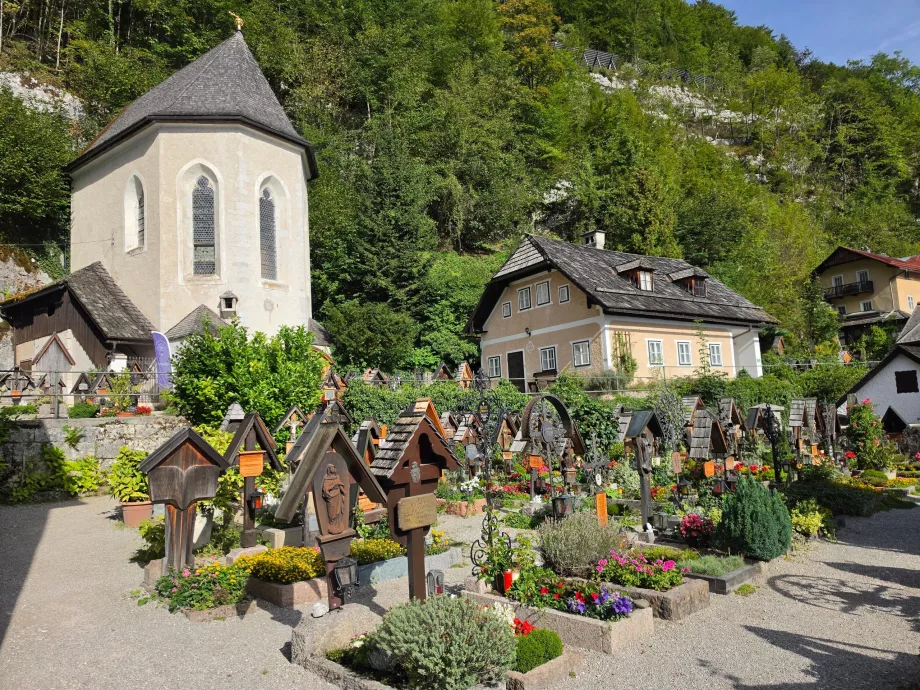 Cimitirul din fața osuarului de la biserica catolică