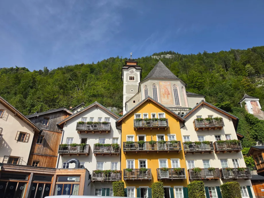 Biserica catolică situată deasupra centrului orașului Hallstatt