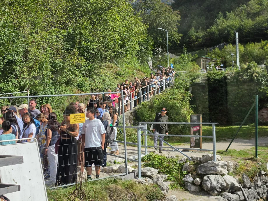 O coadă lungă la feribot, la gară