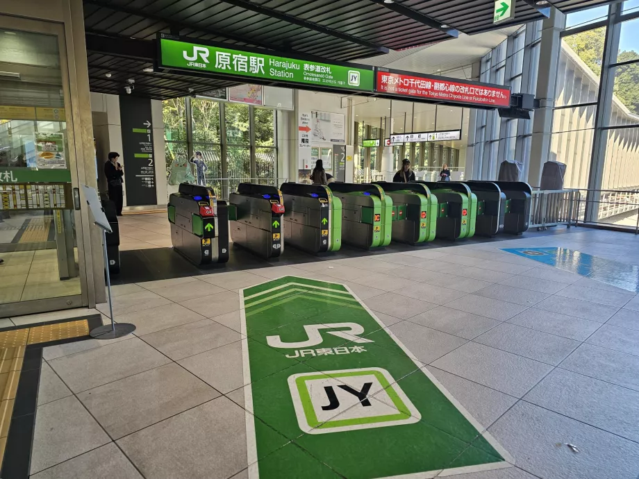 Turnicheți pentru accesul la peroanele trenurilor JR