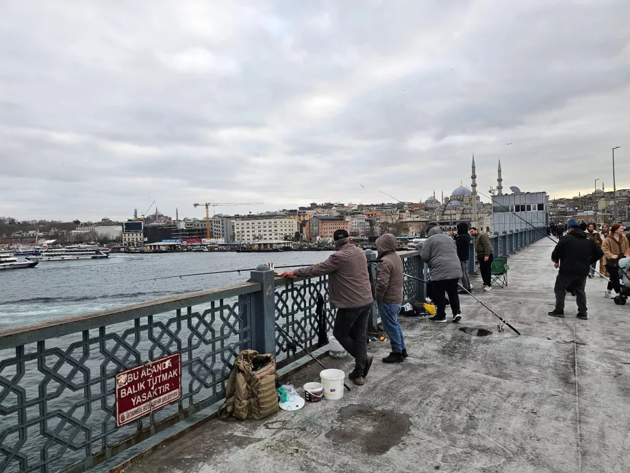 Pescuit de pe Podul Galata