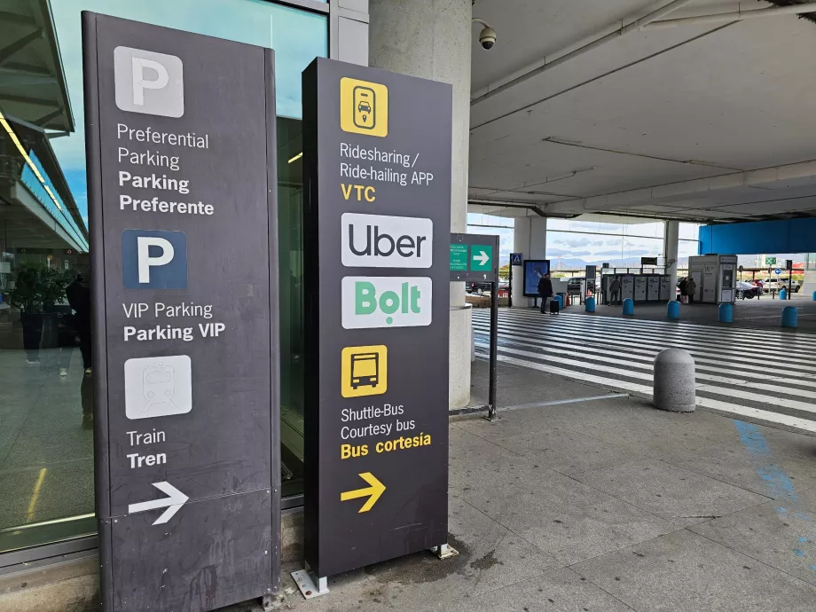 Indicații de orientare către punctele de preluare Uber și Bolt
