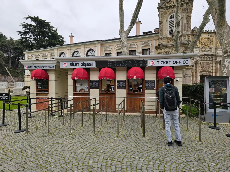 Intrarea principală a Palatului Dolmabahce