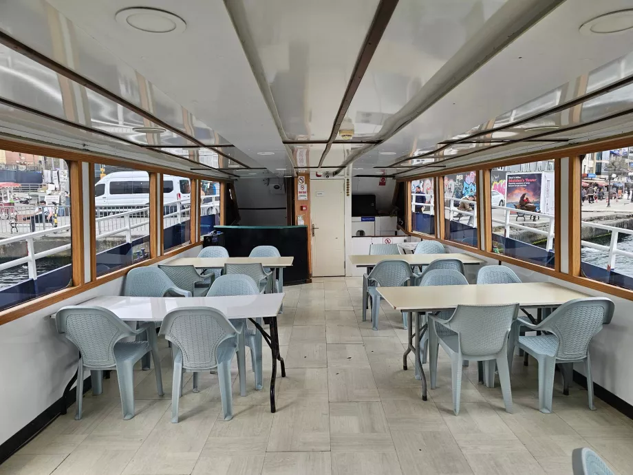 Interiorul bărcii către Turnul Maiden