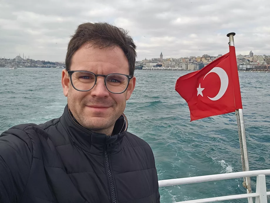 Eu pe barca spre Turnul Maiden