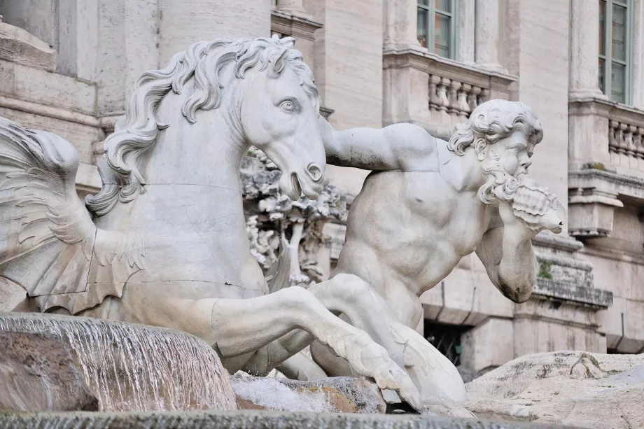 Statuia de pe Fântâna Trevi