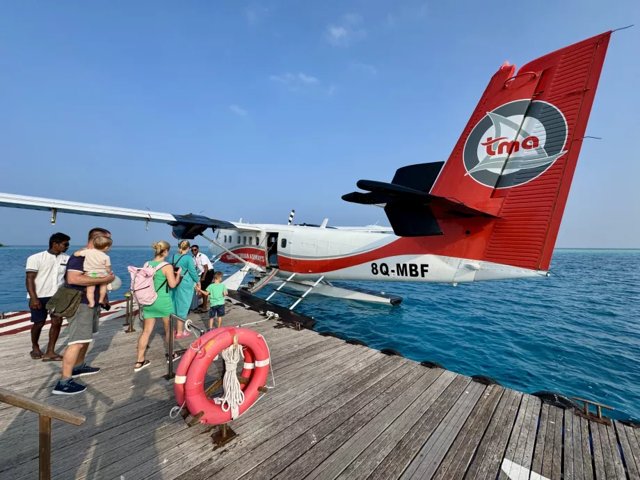 Îmbarcarea într-un avion în mijlocul mării