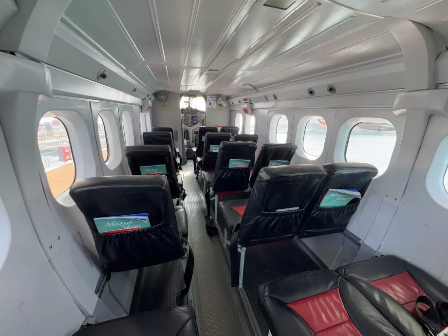 Interiorul aeronavei Trans Maldivian Airways