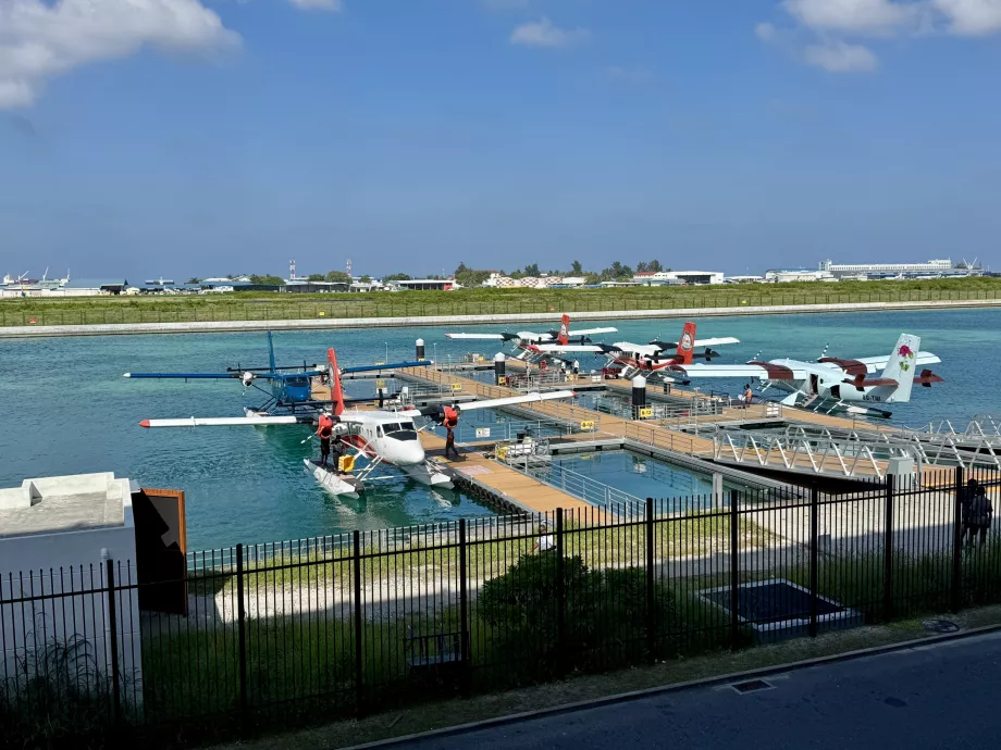 Hidroavioanele Trans Maldivian Airways văzute din lounge