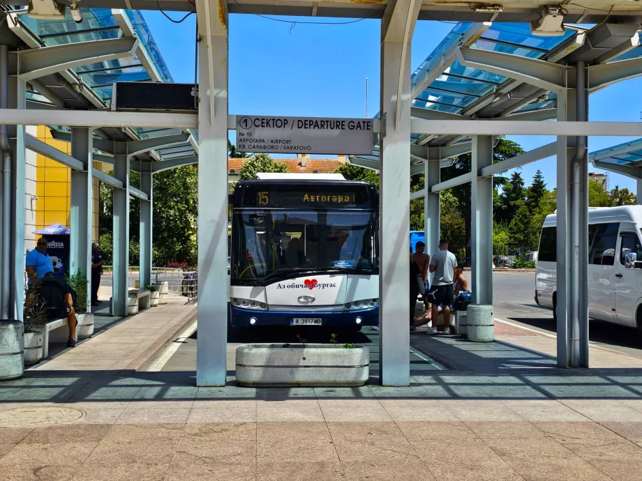 Linia 15 la stația de autobuz