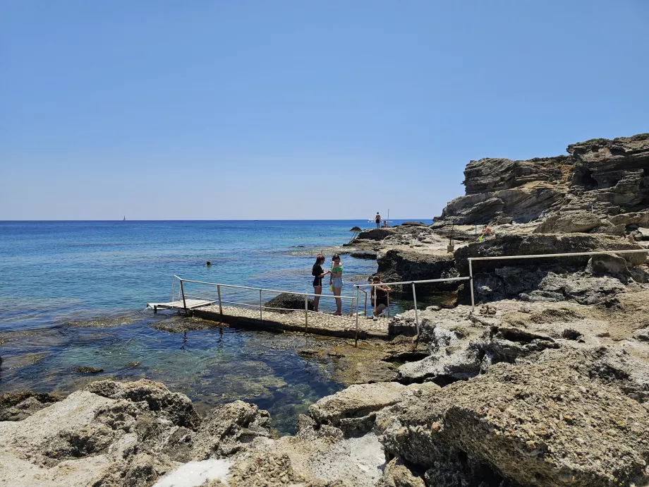 Plajă în apropiere de Izvoarele Kallithea