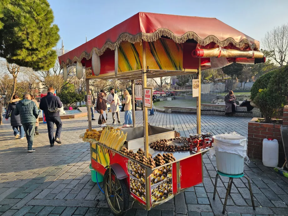 Stand cu porumb și castane