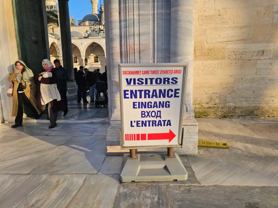 Moscheea Albastră, intrare pentru turiști