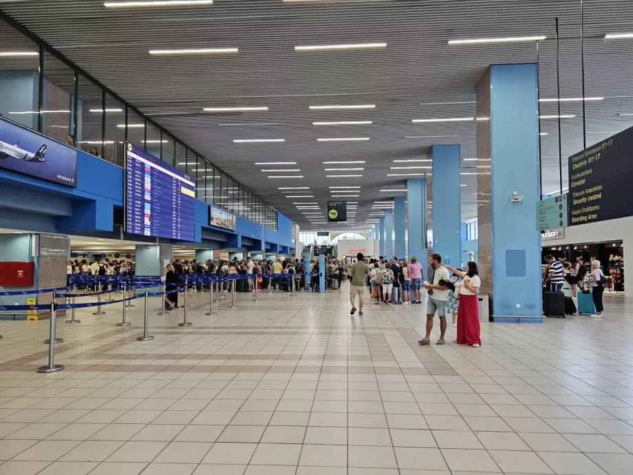 Salonul de plecări al terminalului 2