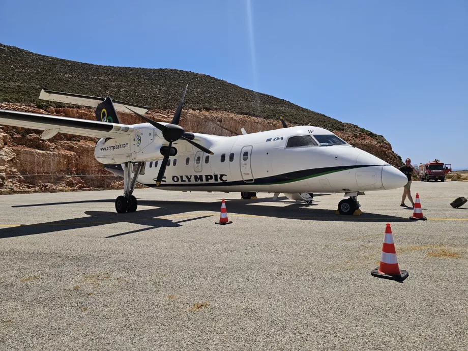 Dash 8-100 la Aeroportul Kateslorizo
