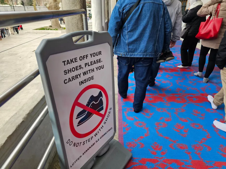 Moscheea Albastră, informații despre scoaterea pantofilor