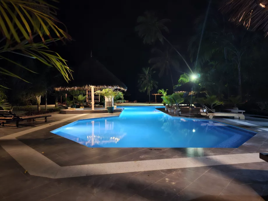 Piscină pe timp de noapte