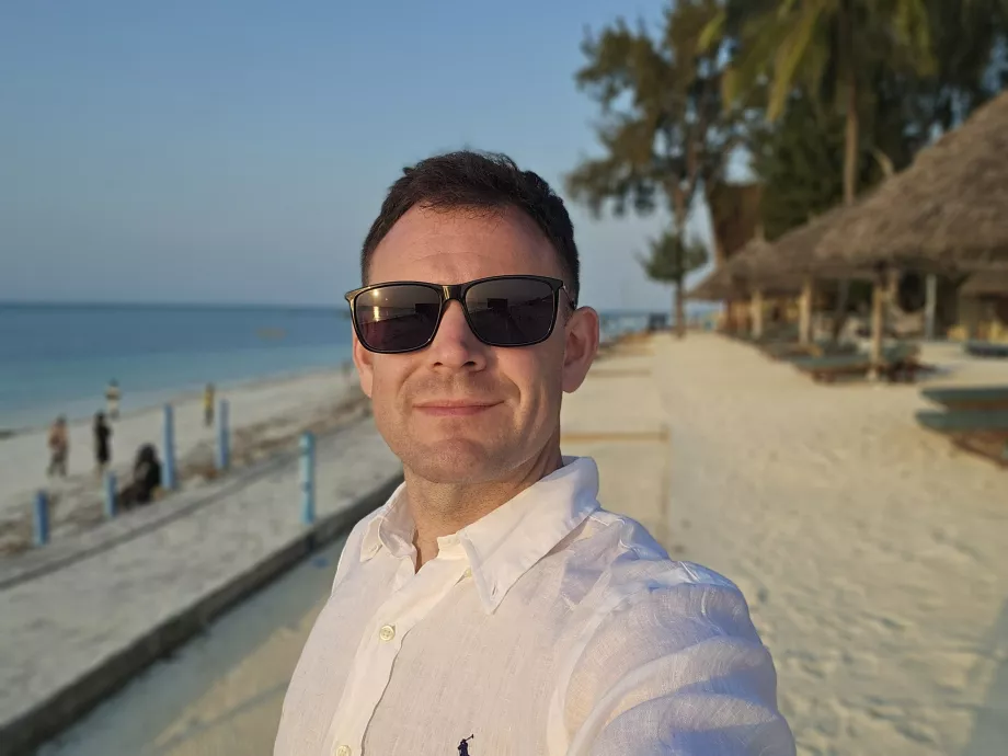 Eu pe terasa de la Smiles Beach Hotel