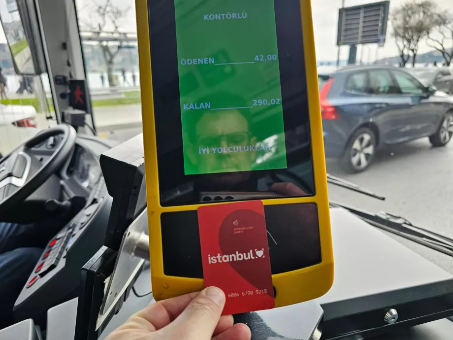Plata Istanbulkart în autobuz