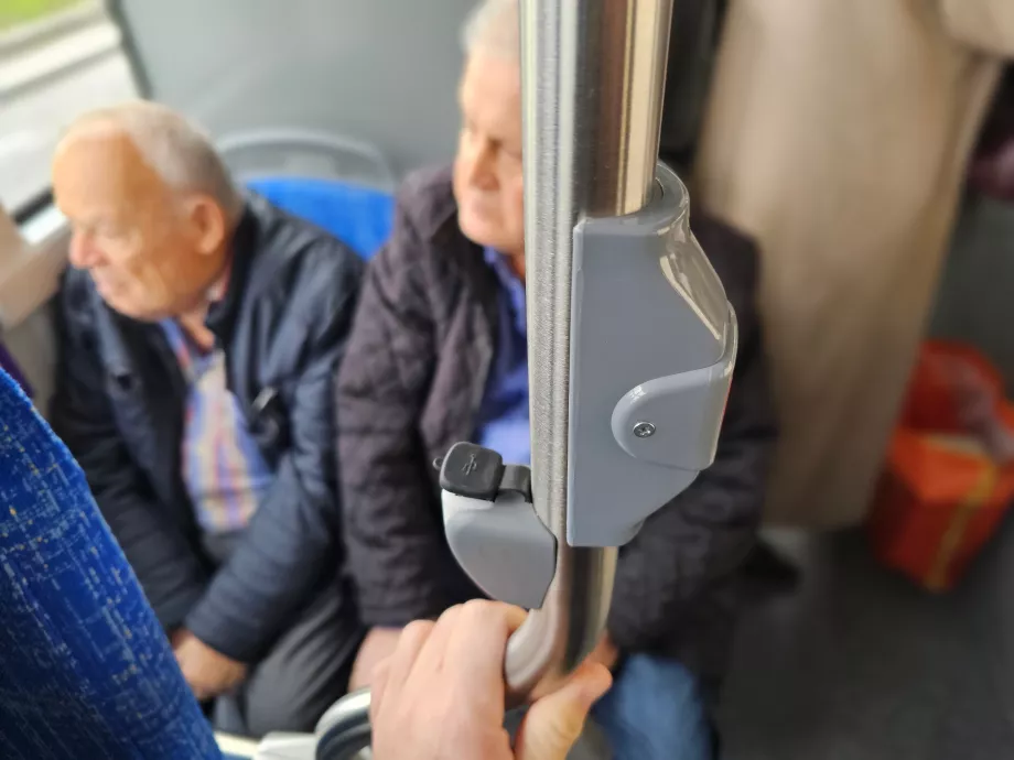 Porturi USB și buton "Stop"