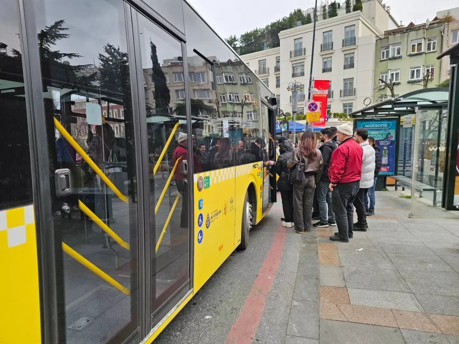 Îmbarcarea în autobuz numai pe ușa din față
