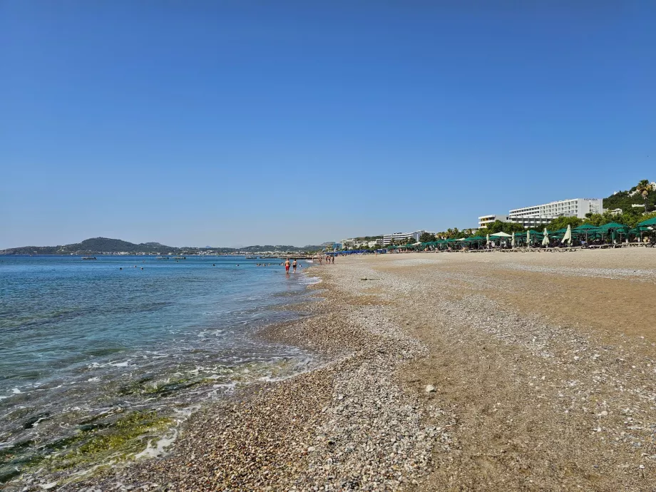 Plaja principală Faliraki de la periferia orașului