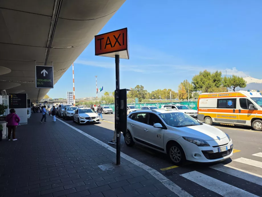Stație de taxi în fața terminalului