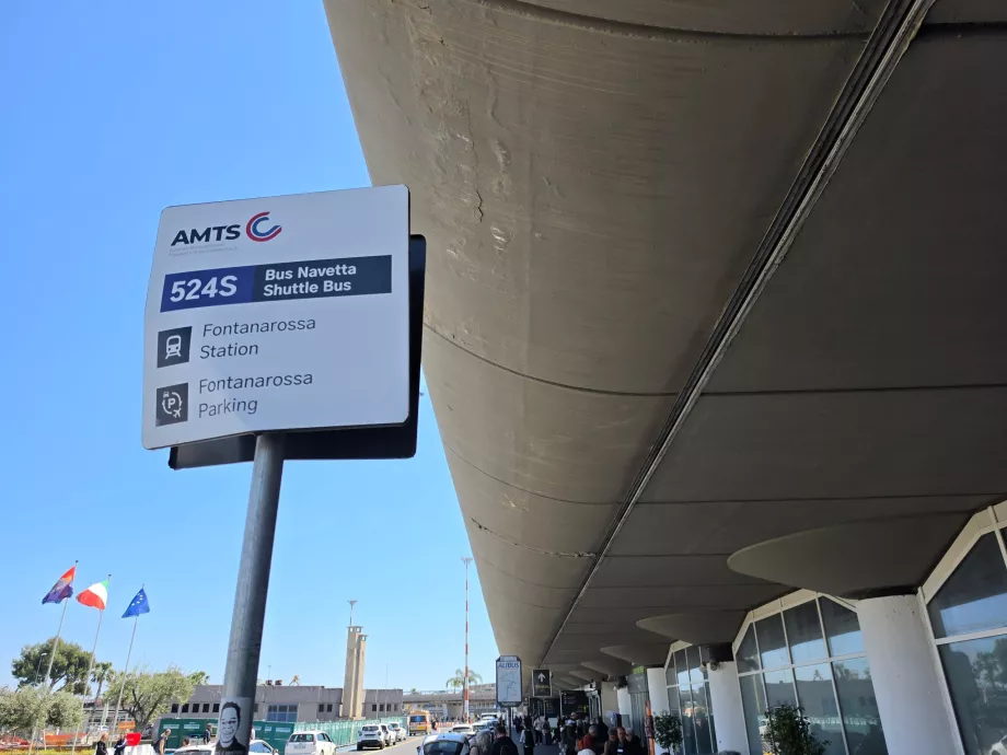 Autobuzul navetă oprește în direcția gării