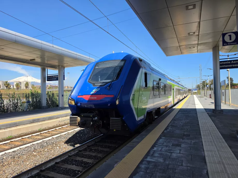 Tren Trenitalia la stația de lângă aeroport