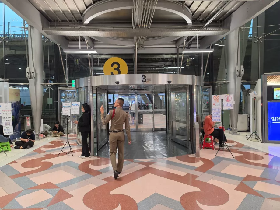 Ieșire către autobuzul de transfer de la Aeroportul BKK