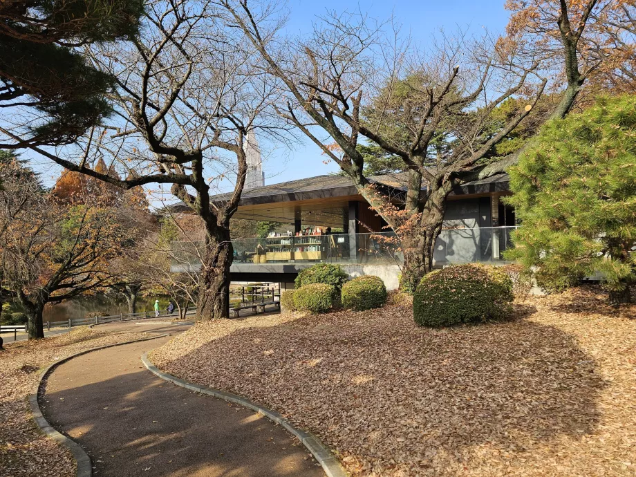 Grădina Națională Shinjuku Gyoen, cafeneaua Starbucks