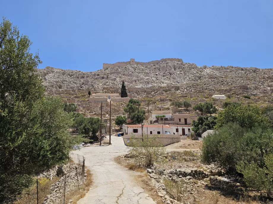 Satul Chorio sub castelul Chalki