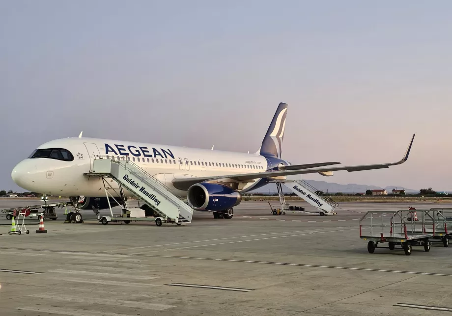Airbus A320 la Aeroportul Rhodes