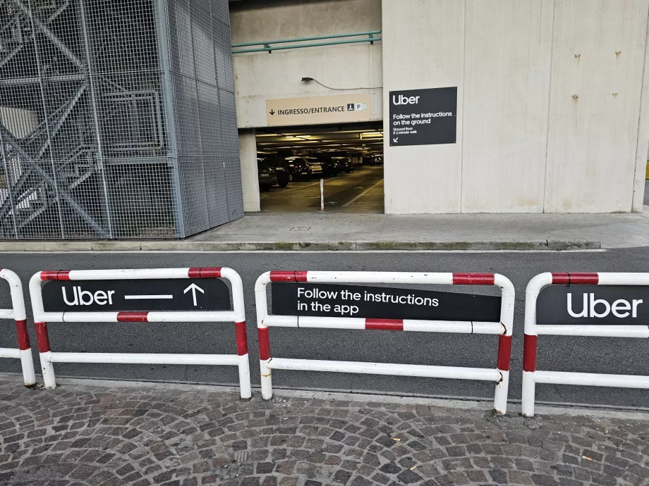 Indicații de orientare către punctul de preluare Uber