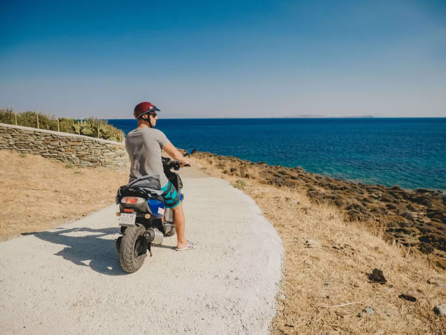 Tinos pe un scuter