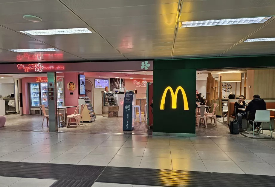McDonald's, zonă publică