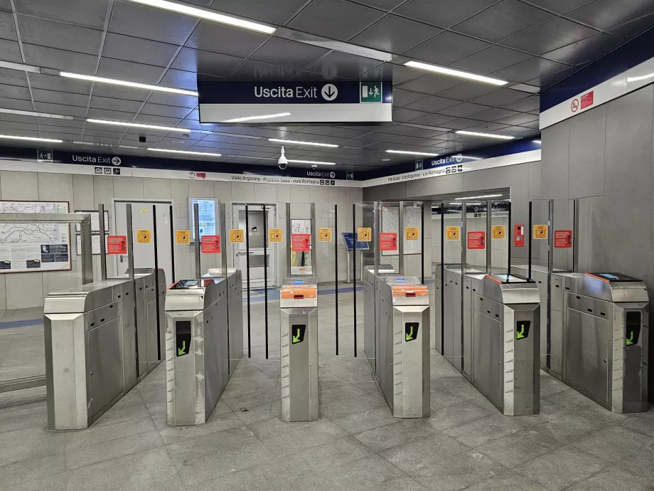 Turnicheți la ieșirea din metrou