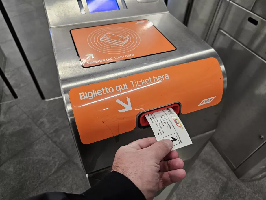 Introducerea unui bilet în turnichet