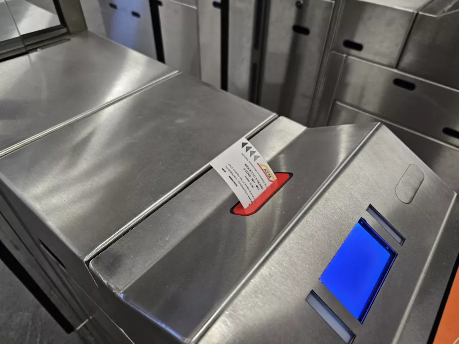 Biletul iese din turnichet printr-o altă deschidere