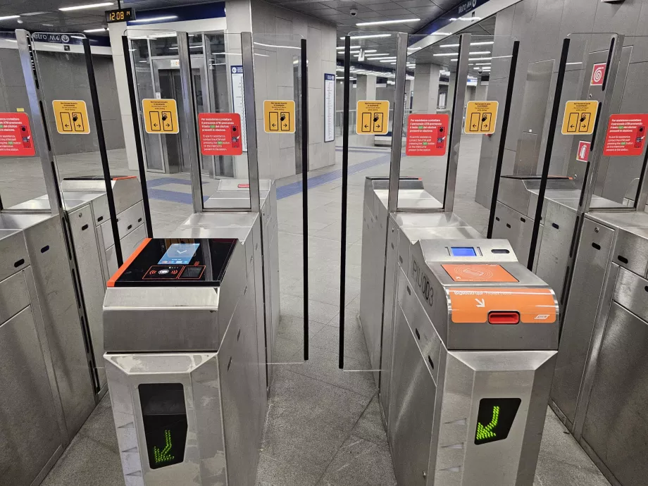 La stânga turnichet pentru plata cu cardul fără contact, la dreapta turnichet pentru bilete pe hârtie