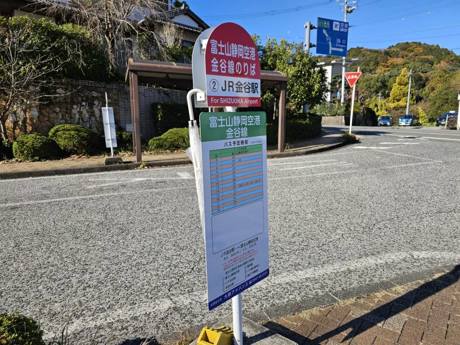 Stație de autobuz lângă tren