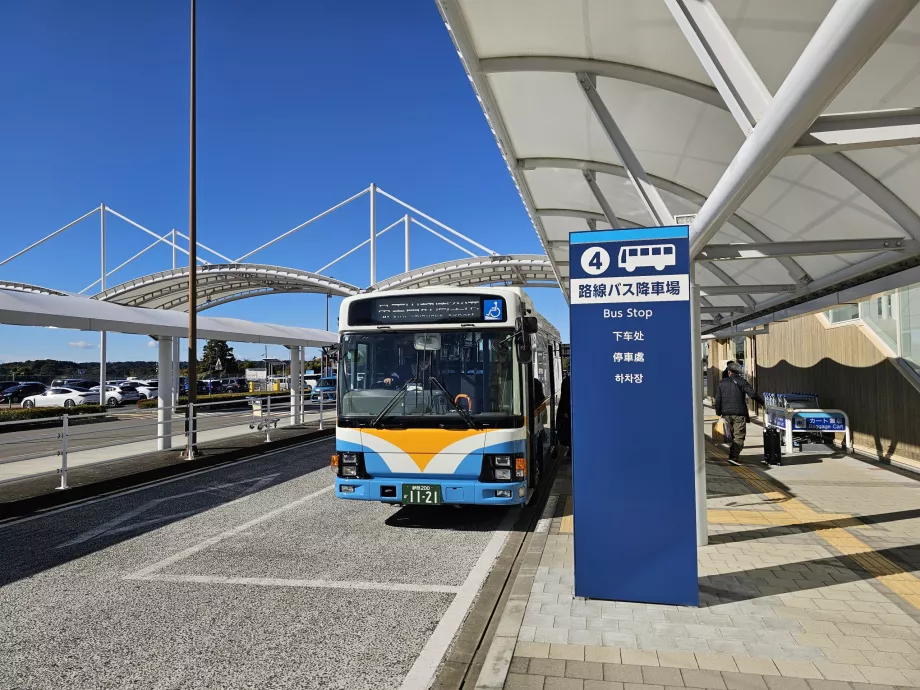 Stație de autobuz în fața terminalului