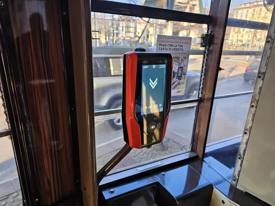 Validator de carduri fără contact