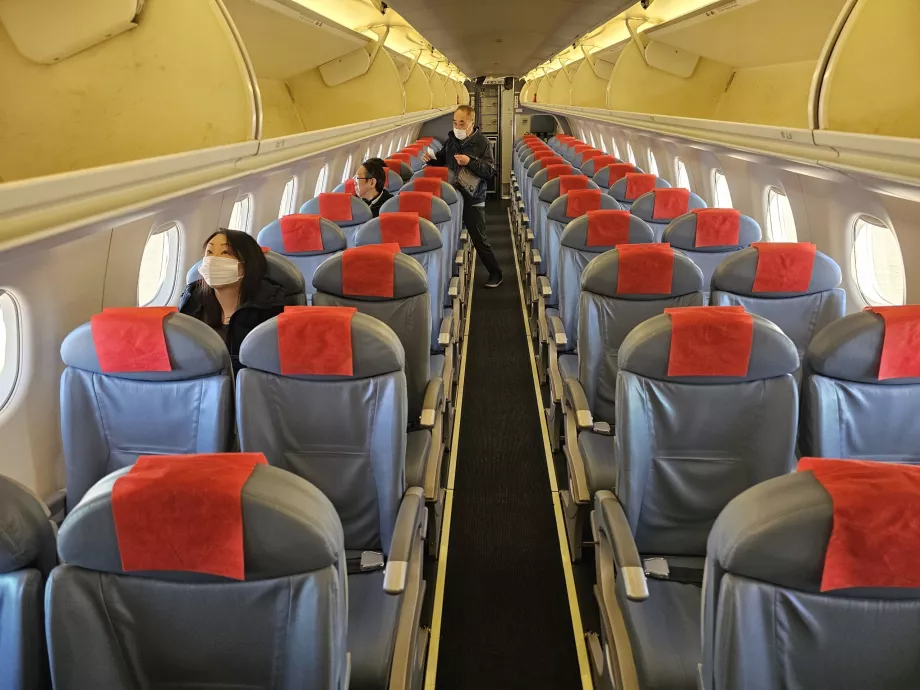 Interiorul avionului Embraer 170, Fuji Dream Airlines