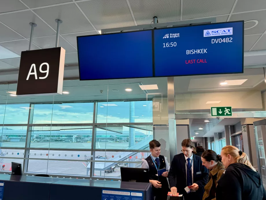 Îmbarcare pentru zborul spre Sanya via Bishkek