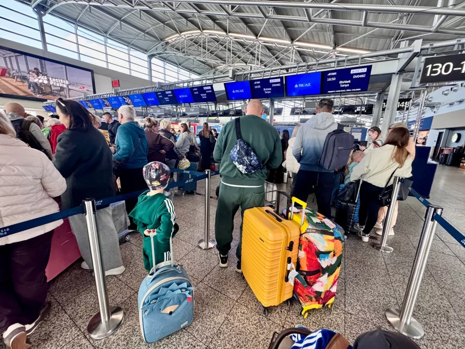 Check-in pentru zborul PRG-SYX cu SCAT