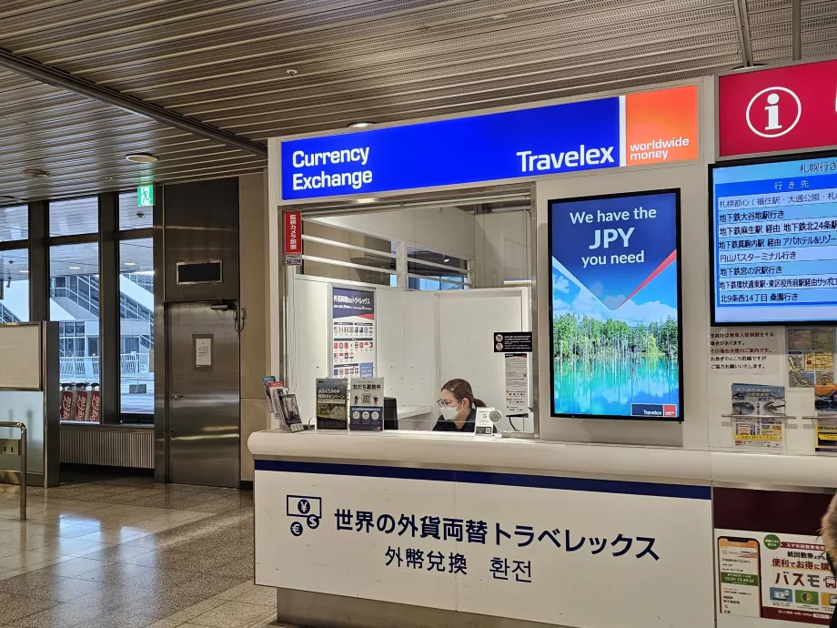 Birou de schimb valutar în sala de sosiri