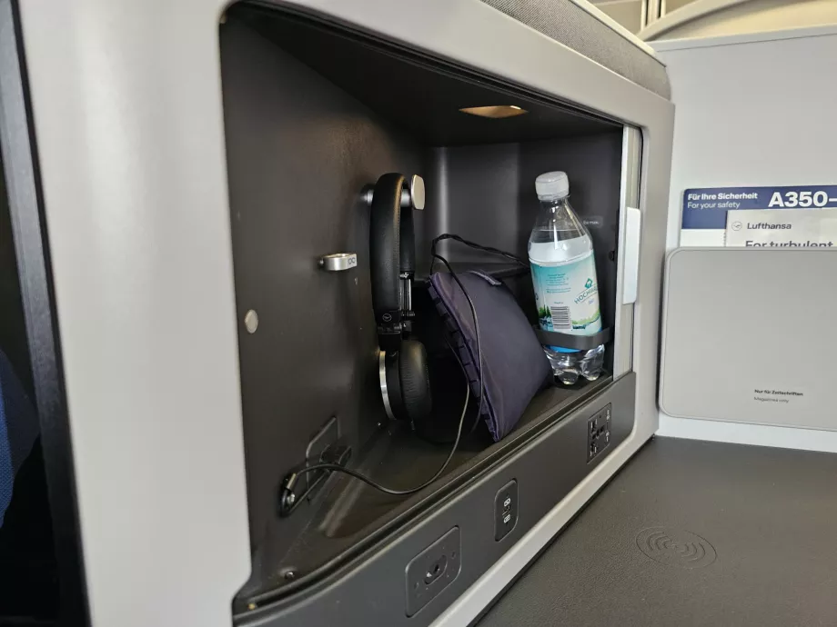 Căști, apă și trusă de menaj